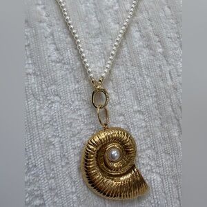 Elegant Gold and Pearl Necklace